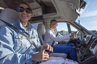 Babiš nastartoval karavan oblepený slogany a vyrazil na jižní Moravu. Kampaň to prý není - Novinky